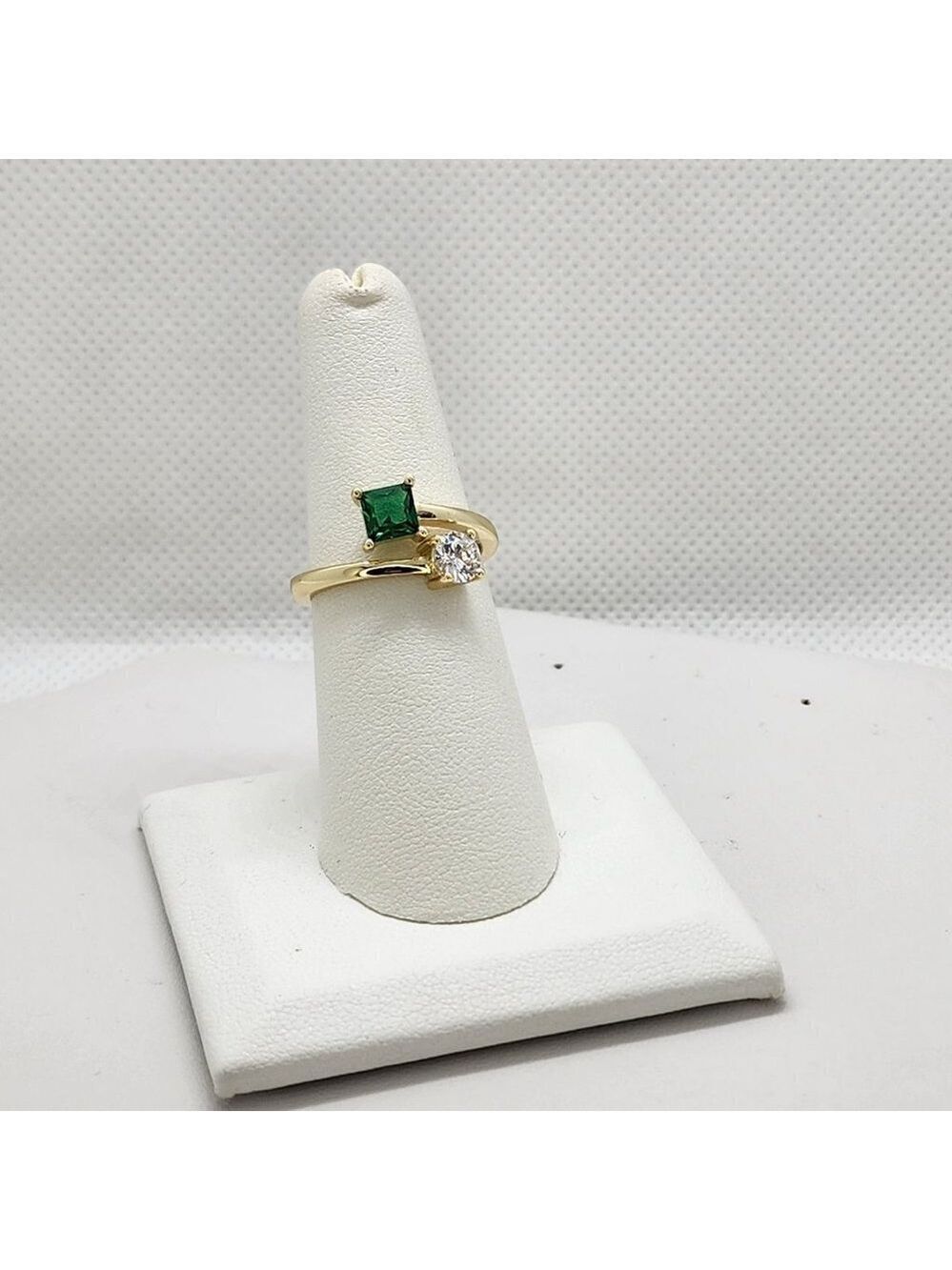 Brand New Sterling Silver 925 Green/White Gemstones Ring